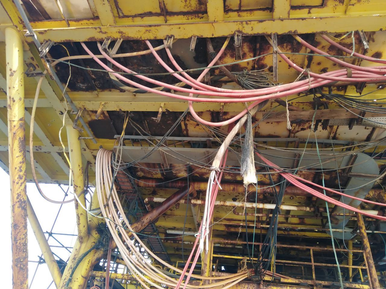 مهار کابل‌های فشار متوسط 15 کیلوولت سکوی اقماری نصر 5 در منطقه عملیاتی سیری