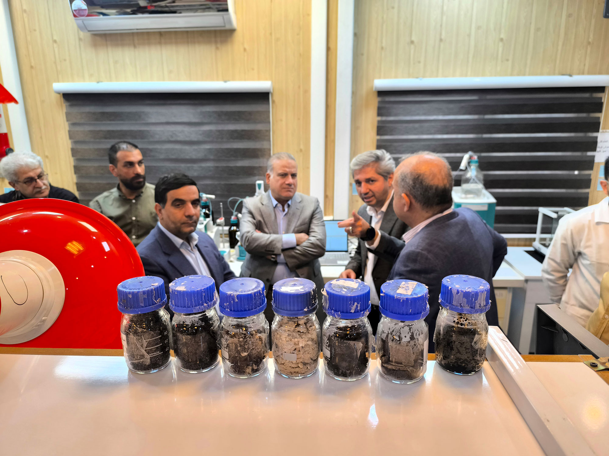 بازدید مدیرعامل و اعضای هیئت‌مدیره شرکت نفت فلات قاره ایران از مرکز مطالعات خوردگی و مواد