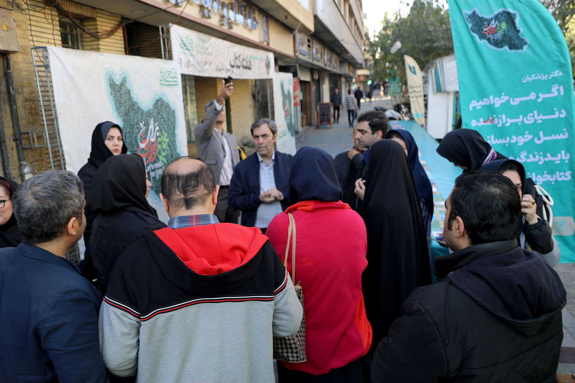 برگزاری بازدید فرهنگی به مناسبت هفته کتاب برای جمعی از کارکنان شرکت نفت فلات قاره ایران